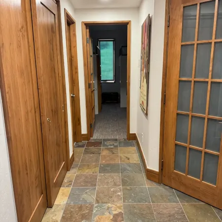 New Renovation 4 Bed - Walk to Gondola - Mountain Views - Ski Locker Included