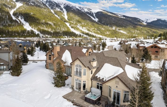 Spectacular Ski-in/Out House on Golf Course! Private Hot Tub w/ Mountain Views!