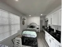Modern studio apartment with covered outside seating area Hotels in Spring Hill