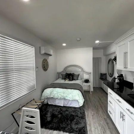 Modern studio apartment with covered outside seating area Отели в г. Эрнандо
