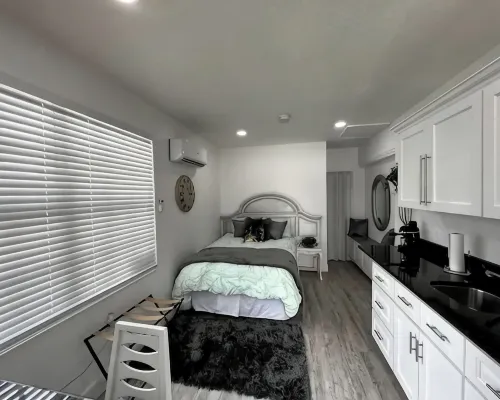 Modern studio apartment with covered outside seating area Hotels in Spring Hill