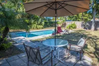 Charming Florida bungalow with pool and fenced-in yard. - สระว่ายน้ำส่วนตัว