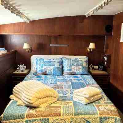 Sentient Waters: 63' Boat With Full Amenities & Sun Deck Rooms