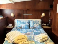 Sentient Waters: 63' Boat With Full Amenities & Sun Deck Hoteles en Stock Island