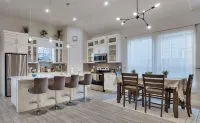 The Cacti House - Hot Tub, Game Room, Cactus Mural, Minutes from Downtown Dallas - Bungalows