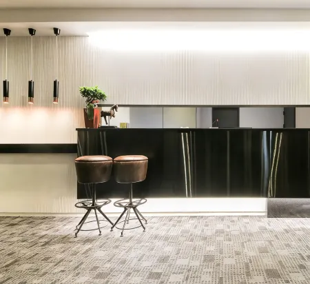โรงแรมเยลโลว์ 8