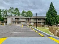 Quality Inn & Suites Mt Chalet - parking