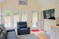 New construction within 1 mile of bay beach and Nickerson Park - Homestays