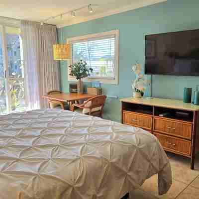Ocean front studio condo w/views of pool, ocean & Sleeping Giant Mountain Rooms