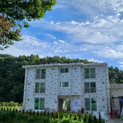 Gwangju Pension & Nam Hansanseong Art Hall Pension Отели рядом с достопримечательностью «Парк Хвансон»