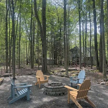 Cozy Modern Chalet, Family Friendly, Fire Pit! 5 minutes from beaches and pools