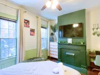 The Jungle Nook: Themed,Steps to Forsyth,King Bed,Grill,Games,Picnic Basket - Condos