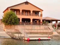 RIVERFRONT PARADISE OASIS W/ PRIVATE BEACH & BOAT DOCK Hoteles en Needles