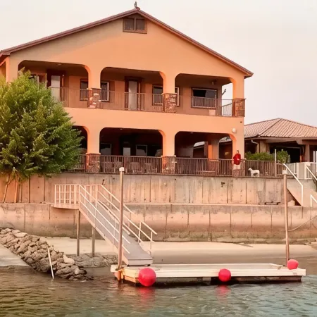 RIVERFRONT PARADISE OASIS W/ PRIVATE BEACH & BOAT DOCK Отели в г. Нидлс
