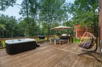 Cozy Pocono Chalet  Hot Tub, Fireplace, Near Ski Resorts & Lake Access - Chalets
