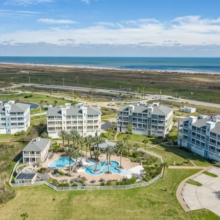Beach front at Pointe West! Walk to the beach and all club amenities at PW!