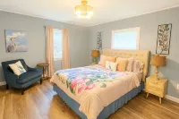 Spacious 4-bedroom river front cabin with WiFi, Game Room & Hot Tub for 15 - 샬레 호텔