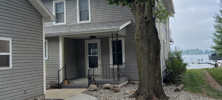 Charming Beachfront 4-bedroom cottage with WiFi, AC in Coldwater Hotels in Branch County