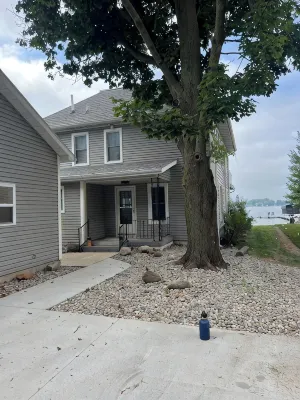 Charming Beachfront 4-bedroom cottage with WiFi, AC in Coldwater