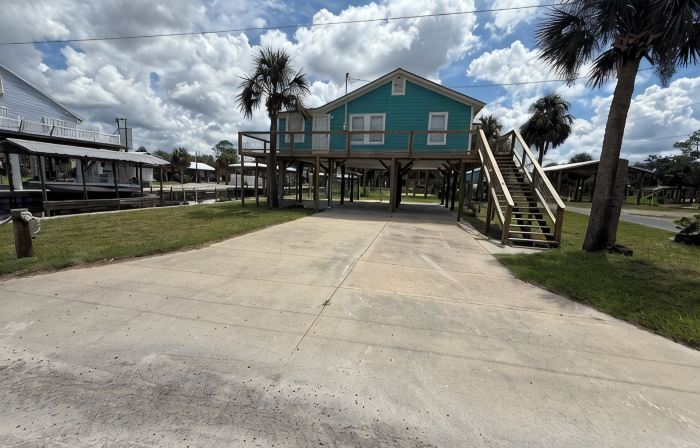 Tranquil 3-bedroom house on Canal in Horseshoe Beach.