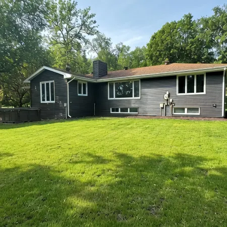 Dockside Retreat on the Canal on Lake Bemidji- 4BR, 3BA-Hot Tub-Fireplace!