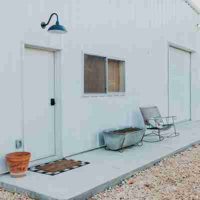 Cozy apartment outside of town - close to ALL of the best the area has to offer Others
