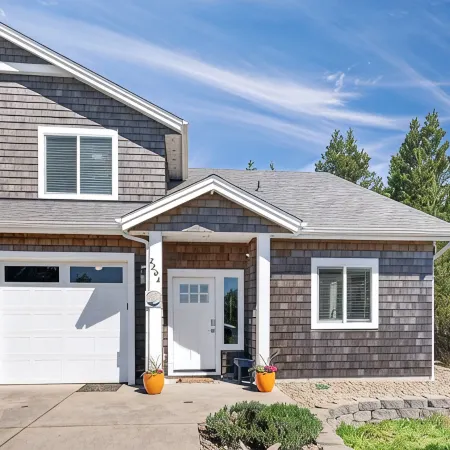 Short walk to BEACH - 3 bedrooms w/TVs- SLEEPS 6 - Dogs OK!