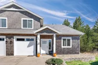 Short walk to BEACH - 3 bedrooms w/TVs- SLEEPS 6 - Dogs OK! - 4-Star