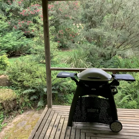 Alpine Delux Cottage, 8 acres of magnificent garden on the Ovens River.