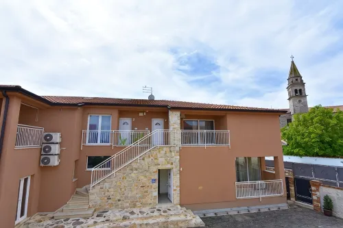 Apartment NOA1 Poreč-Tar with swimming pool, balcony, games room, Wi-Fi, barbeque