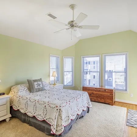 Beautiful House with Hot Tub, One Minute walk to beach