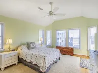 Beautiful House with Hot Tub, One Minute walk to beach