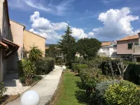 Air-Conditioned Cottage with a Pool, Near the Beach, in a Gated Community - Homestays