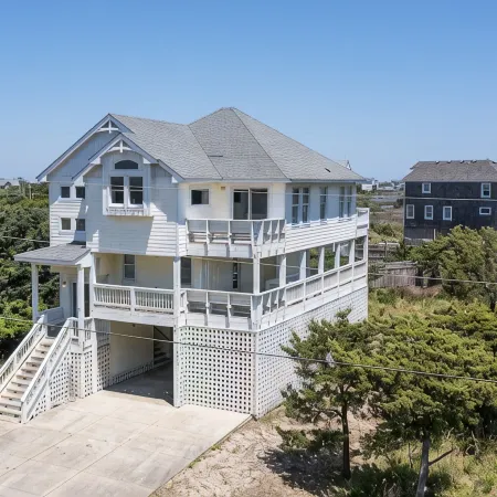 Beautiful House with Hot Tub, One Minute walk to beach