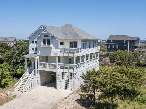 Beautiful House with Hot Tub, One Minute walk to beach