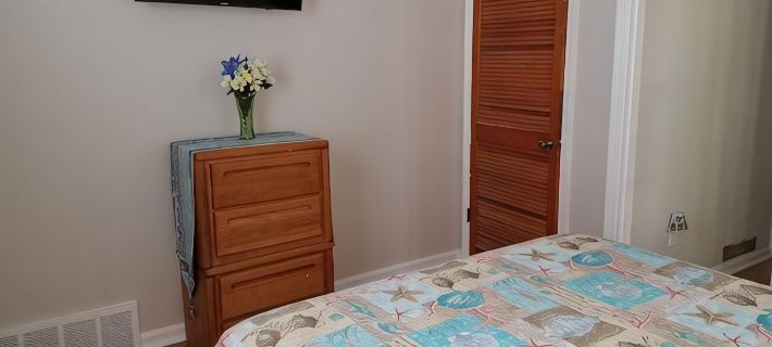Charming Beach block getaway! Leave your sheets, towels at home! You're on VACA! Hotels in Brigantine