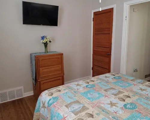 Charming Beach block getaway! Leave your sheets, towels at home! You're on VACA! Hotels in Brigantine