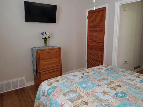 Charming Beach block getaway! Leave your sheets, towels at home! You're on VACA!