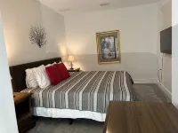 F4, Downtown, POOL, 2 king beds, 2 full bathrooms, free onsite parking! - homestay