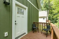 Cozy Cottage- Hot Tub/16 mi from Asheville/ Fire Pit/Arcade/Foosball - WiFi