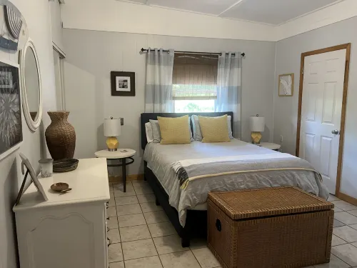 Quiet cove, deep water, minutes to Clemson, pet friendly, easy path to the dock