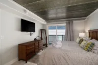 Swell Life Oceanfront Condo, Pup Friendly, Pools - balcony