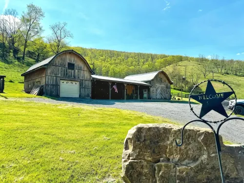 Charming cabin in Appalachian mountains of Cabins, WV with full amenities