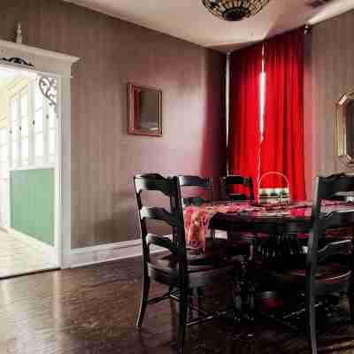 Downtown Spacious Apt with king bedroom, Formal Dining, and balcony! Dining/Meeting Rooms