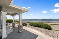 Stunning Oceanfront Property!  Newly Remodeled home with Incredible VIEWS - 3 ดาว