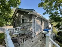 Hot Tub, Putting Green, 5 min walk to the beach, shops & restaurants.