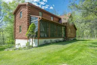 Beautiful Log Cabin Tucked Away on 5 Acres - Alppimaja