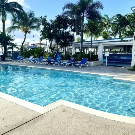 Cozy condo - stone throw away from the beach !