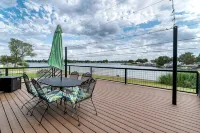 Rockstar waterfront lake house! Mid century modern with large 2 story party deck - 3-Sterne