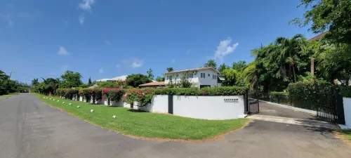 Hallelujah House - 3Br Retreat w/ Chef, Beach, & Island Experiences - Homestays